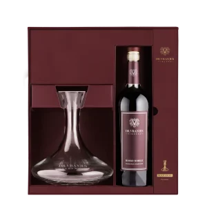 decanter rosso nobile e bottiglia bordolese