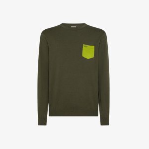 maglione con taschino e toppe