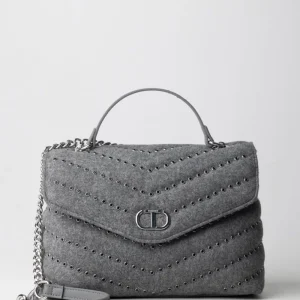 borsa in feltro con borchie