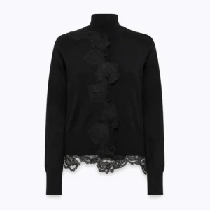 maglia con lupetto e ricami