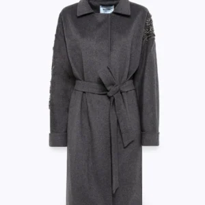 cappotto con cinta e gioielli