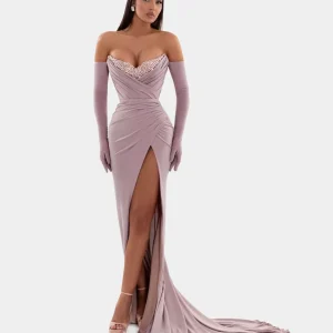 abito lungo con guanti e gioiello