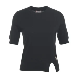 maglia con spacchetto e logo al fondo