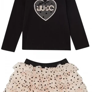 completo con t-shirt e gonna