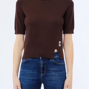 maglia con spacchetto e logo al fondo