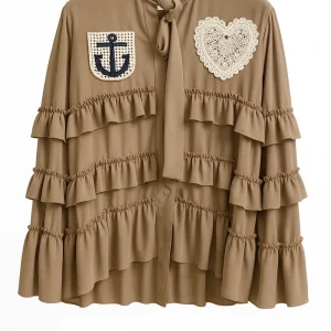 camicia con applicazioni