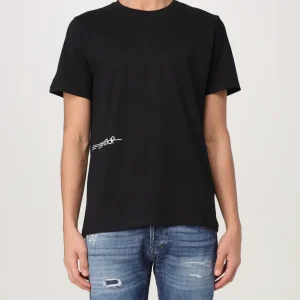 t-shirt con logo al fondo