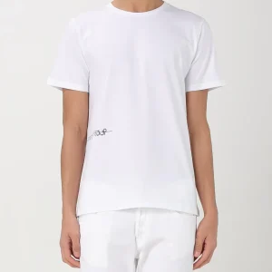 t-shirt con logo al fondo