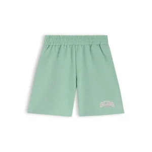 shorts con logo al fondo