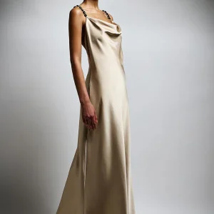 abito con schiena scoperta