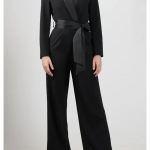 Tuta con fiocco in vita