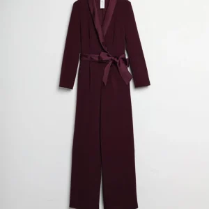 Tuta con fiocco in vita