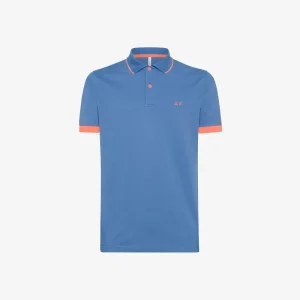 polo con contrasti fluo